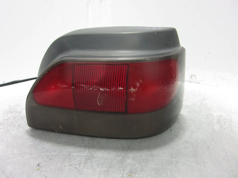 Foto de PILOTO TRASERO DERECHO RENAULT CLIO I FASE I / II (B/C57) 1.8 (90 CV / 66 KW) referencia 7700827552