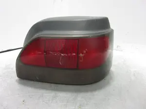 Foto de PILOTO TRASERO DERECHO RENAULT CLIO I FASE I / II (B/C57) 1.8  (90 CV / 66 KW) referencia 7700827552