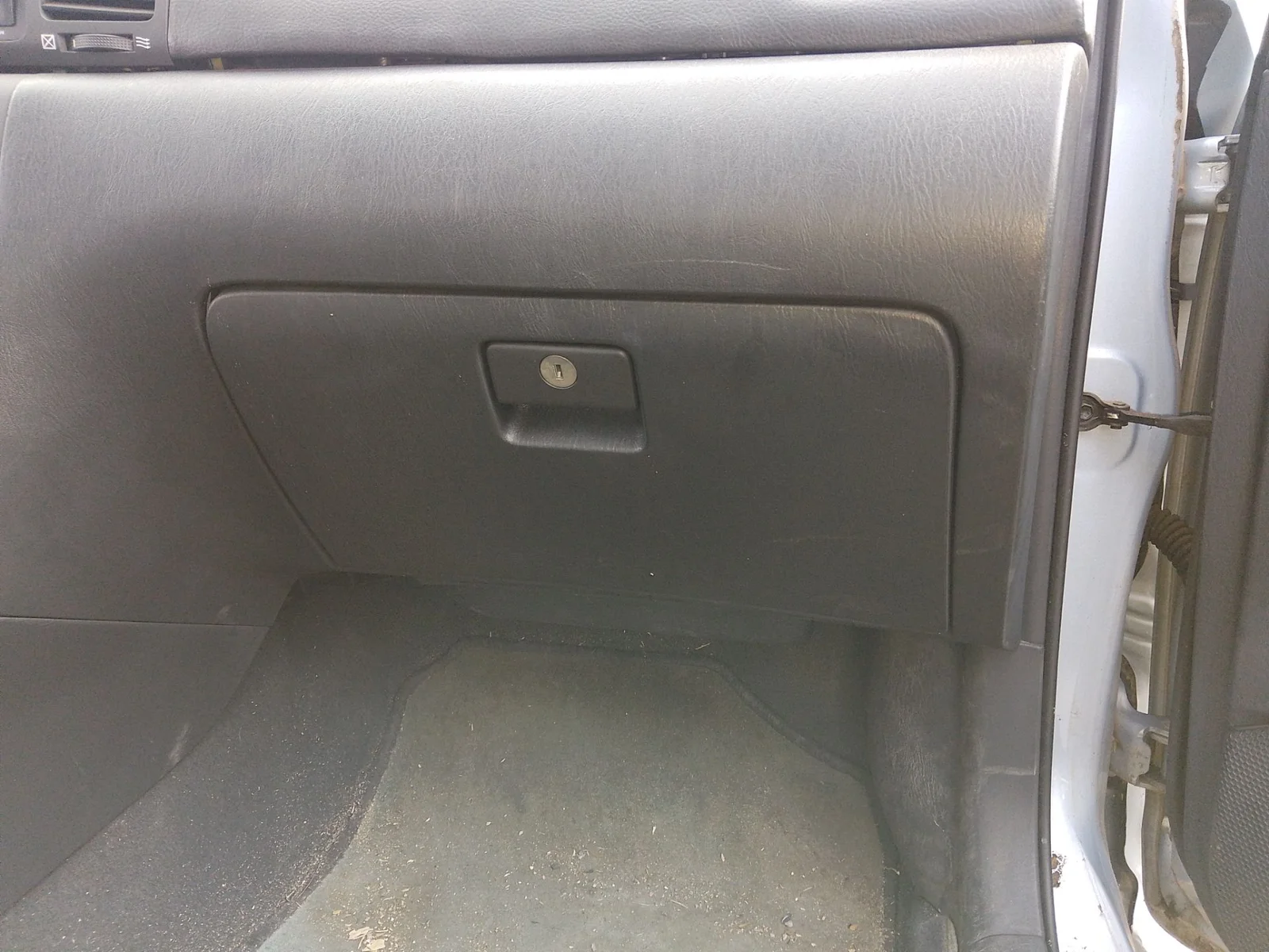Foto de GUANTERA TOYOTA COROLLA (E12) 1.4 16V CAT (97 CV / 71 KW)