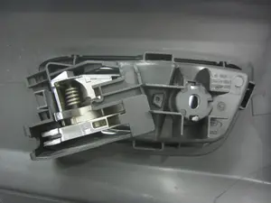 Foto de MANETA INTERIOR TRASERA DERECHA FORD FIESTA (CNN) 1.25 16V CAT (82 CV / 60 KW) referencia 8A61A22600 foto 2
