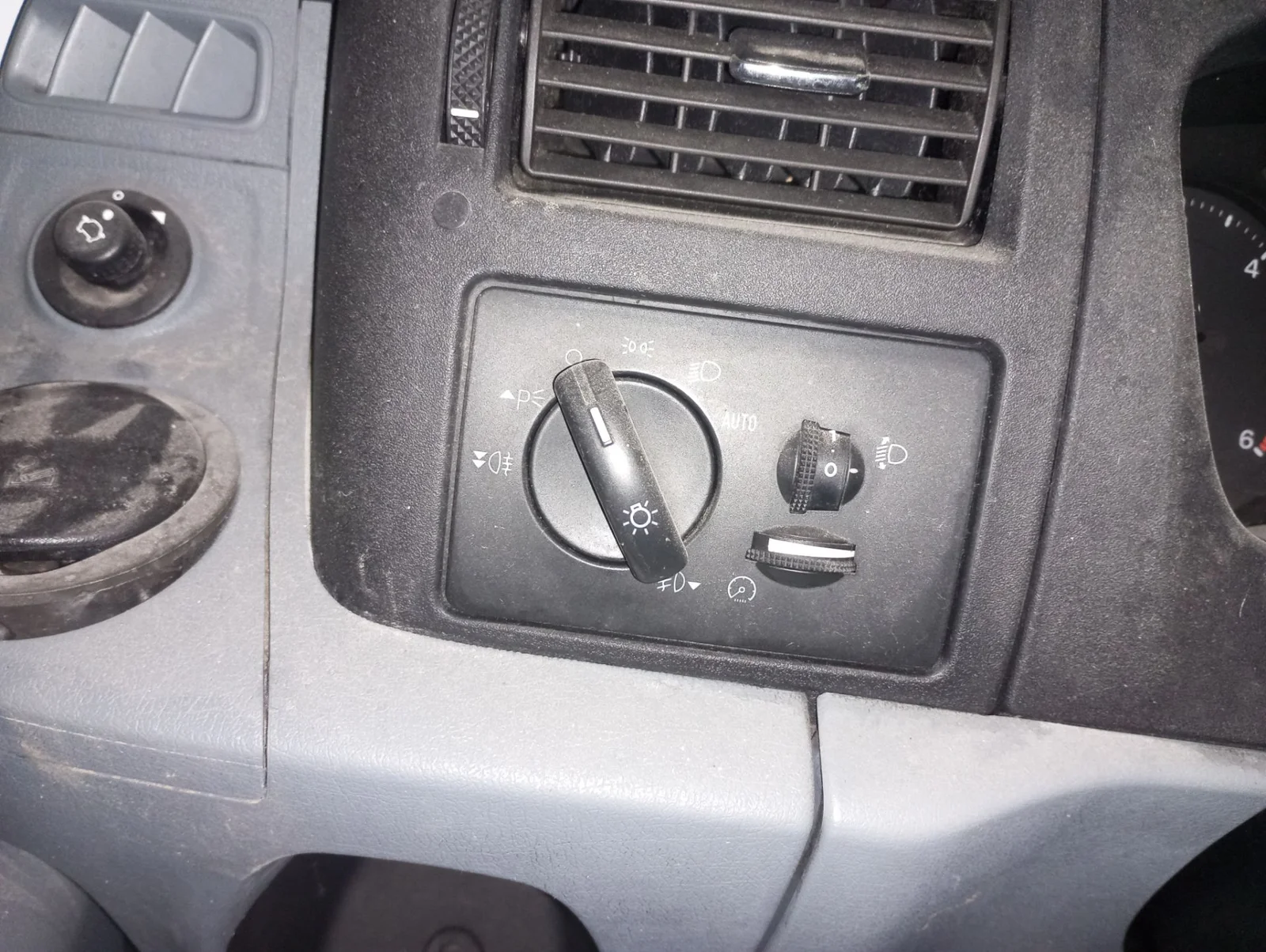 Foto de MANDO LUCES FORD TRANSIT COMBI (TT9) 2.2 TDCi CAT (116 CV / 85 KW)