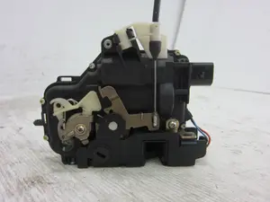 Foto de CERRADURA PUERTA TRASERA IZQUIERDA VOLKSWAGEN GOLF IV BERLINA (1J1)(10.1997) 1.6 (101 CV / 74 KW) referencia Y3B4839015A foto 3