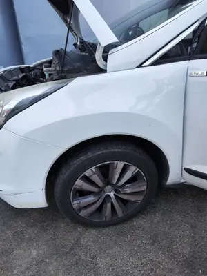 Foto de ALETA DELANTERA IZQUIERDA PEUGEOT 3008 1.6 Blue-HDI FAP (120 CV / 88 KW)