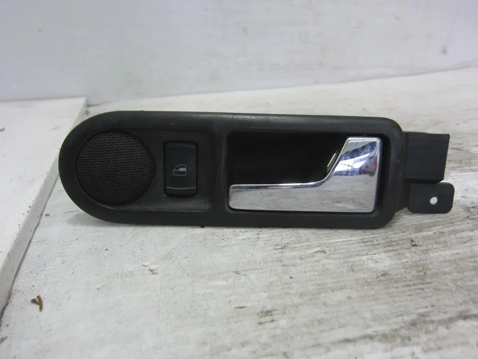 Foto de MANETA INTERIOR TRASERA DERECHA VOLKSWAGEN GOLF IV BERLINA (1J1)(10.1997) 1.9 TDI (101 CV / 74 KW) referencia 1J4839114C