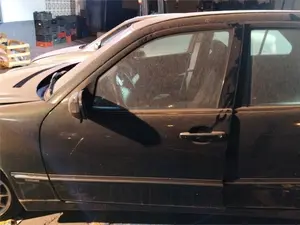 Foto de PUERTA DELANTERA IZQUIERDA MERCEDES-BENZ CLASE E (BM 210) BERLINA