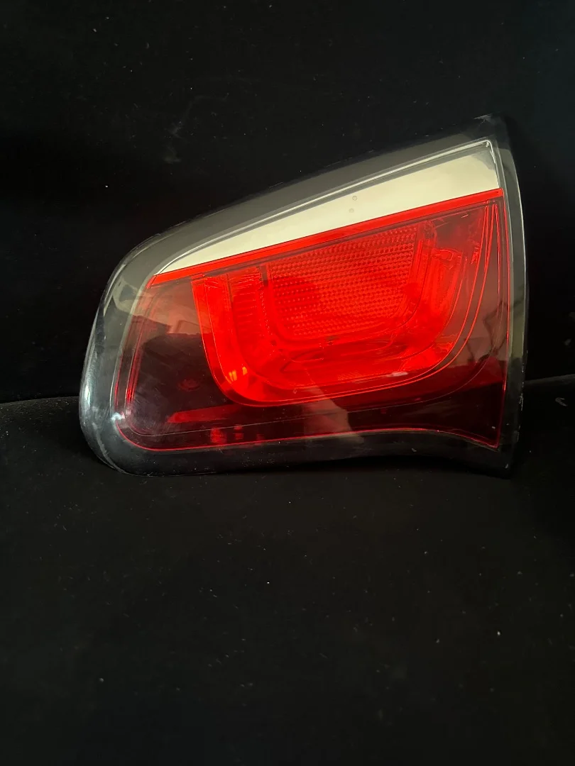 Foto de PILOTO TRASERO DERECHO INTERIOR CITROEN C3 referencia 9803934280