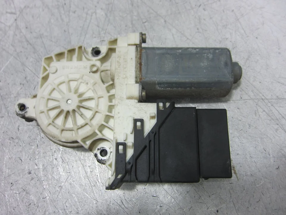 Foto de MOTOR ELEVALUNAS TRASERO DERECHO VOLKSWAGEN GOLF IV BERLINA (1J1)(10.1997) 1.9 TDI (110 CV / 81 KW) referencia 7746002301