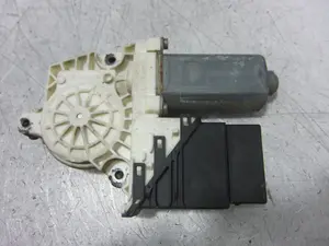 Foto de MOTOR ELEVALUNAS TRASERO DERECHO VOLKSWAGEN GOLF IV BERLINA (1J1)(10.1997) 1.9 TDI (110 CV / 81 KW) referencia 7746002301