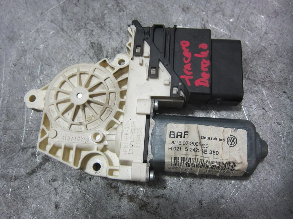 Foto de MOTOR ELEVALUNAS TRASERO DERECHO SEAT LEON (1P1) 1.9 TDI (105 CV / 77 KW) referencia 1K0959704