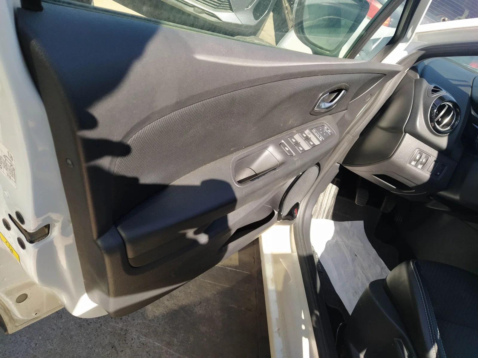Foto de MANETA INTERIOR DELANTERA IZQUIERDA RENAULT CLIO IV GRANDTOUR 0.9 Energy (90 CV / 66 KW) referencia 826730001R