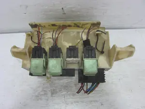 Foto de CAJA RELES / FUSIBLES BMW SERIE 3 BERLINA (E46) 2.0 16V Diesel CAT (136 CV / 100 KW) referencia 61356902269 foto 2