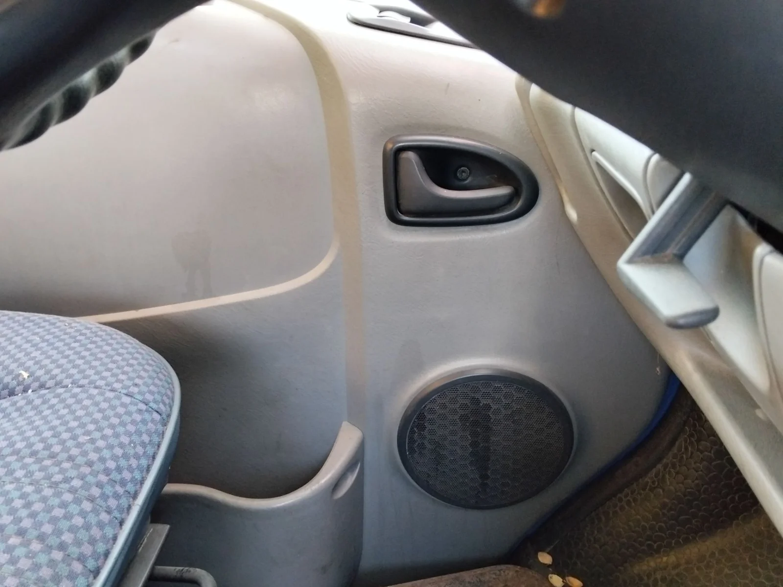 Foto de MANETA INTERIOR DELANTERA IZQUIERDA RENAULT TRAFIC II COMBI 1.9 Diesel (101 CV / 74 KW)