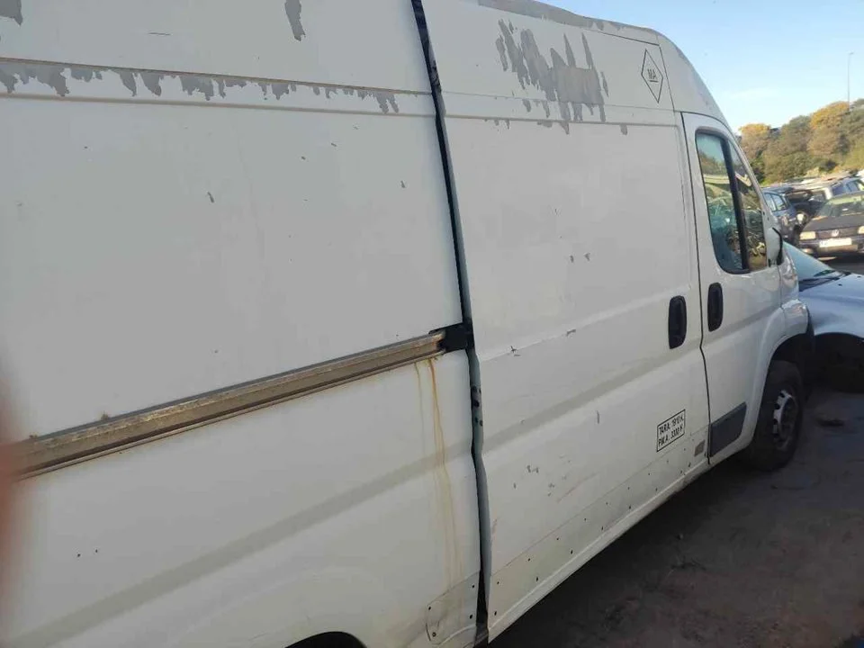 Foto de PUERTA TRASERA DERECHA PEUGEOT BOXER (333/335) FURGÓN TECHO ELEVADO BAT.3450MM 2.2 HDI CAT (101 CV / 74 KW)