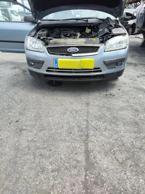 Foto de PARAGOLPES DELANTERO FORD FOCUS BERLINA (CAP) 1.8 TDCi Turbodiesel CAT (116 CV / 85 KW) referencia 1351533 foto 3