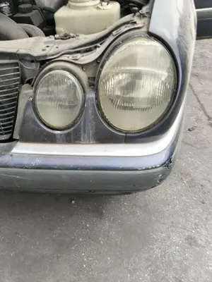 Foto de FARO IZQUIERDO MERCEDES-BENZ CLASE E (BM 210) BERLINA 2.9 Turbodiesel CAT (129 CV / 95 KW) referencia A210820036164