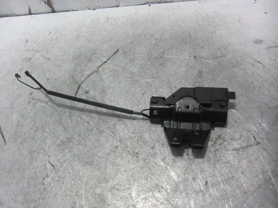 Foto de CERRADURA MALETERO / PORTON BMW SERIE 3 BERLINA (E46) 3.0 24V Turbodiesel CAT (184 CV / 135 KW) referencia 8196401