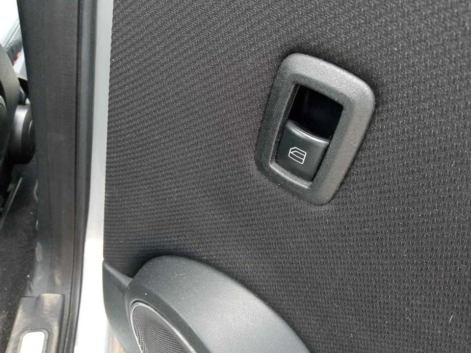 Foto de MANDO ELEVALUNAS TRASERO DERECHO MERCEDES-BENZ CLASE A (BM 169) 2.0 CDI CAT (140 CV / 103 KW) referencia A2518200510