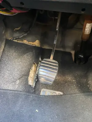 Foto de PEDAL EMBRAGUE RENAULT CLIO III 1.5 dCi Diesel (68 CV / 50 KW)
