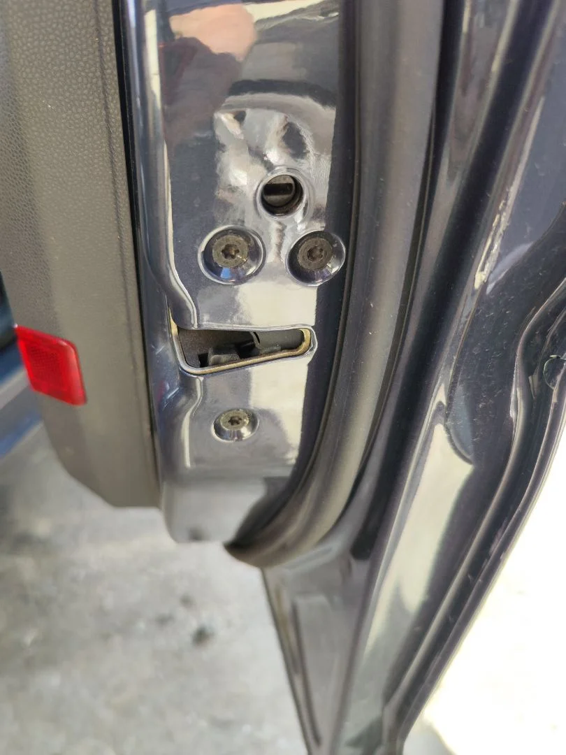 Foto de CERRADURA PUERTA DELANTERA DERECHA FORD FIESTA (CNN) 1.5 TDCi CAT (75 CV / 55 KW) referencia 2048282
