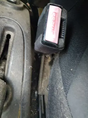 Foto de ENGANCHE CINTURON DELANTERO IZQUIERDO CITROEN C3 PICASSO 1.6 16V (120 CV / 88 KW)
