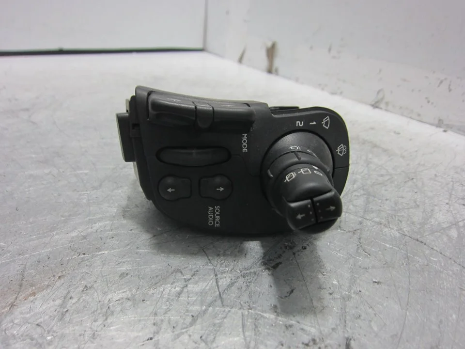 Foto de MANDO LIMPIA RENAULT CLIO III 1.2 16V (75 CV / 55 KW) referencia 88103003096