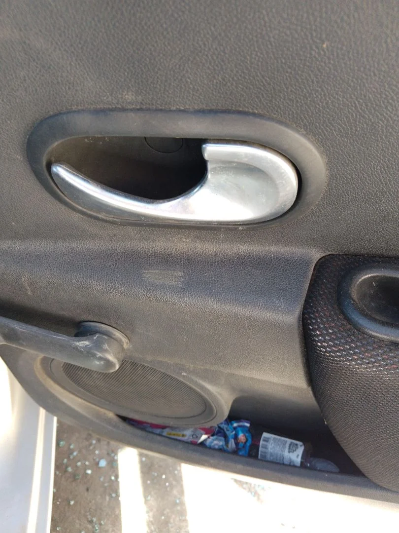 Foto de MANETA INTERIOR TRASERA DERECHA RENAULT CLIO III 1.4 16V (98 CV / 72 KW)