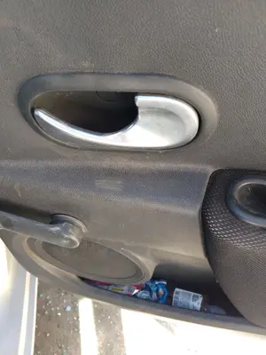 Foto de MANETA INTERIOR TRASERA DERECHA RENAULT CLIO III 1.4 16V (98 CV / 72 KW)
