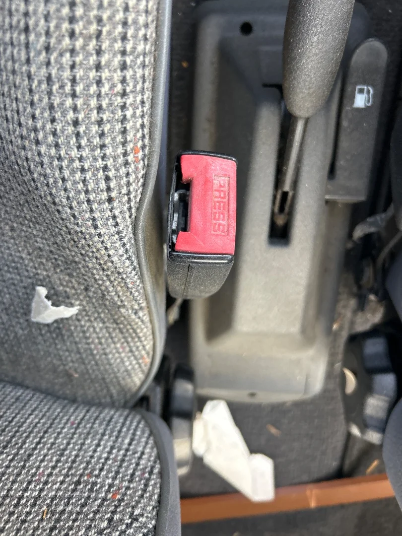 Foto de ENGANCHE CINTURON DELANTERO IZQUIERDO PEUGEOT 309 1.6 (88 CV / 65 KW)