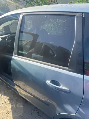 Foto de PUERTA TRASERA IZQUIERDA FORD FOCUS C-MAX (CAP)(2003) 1.6 TDCi CAT (109 CV / 80 KW)