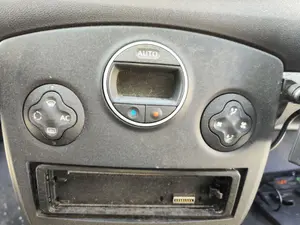 Foto de MANDO CALEFACCION / AIRE ACONDICIONADO RENAULT CLIO III 1.4 16V (98 CV / 72 KW)