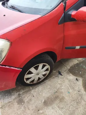Foto de ALETA DELANTERA IZQUIERDA RENAULT CLIO III 1.5 dCi Diesel CAT (86 CV / 63 KW)