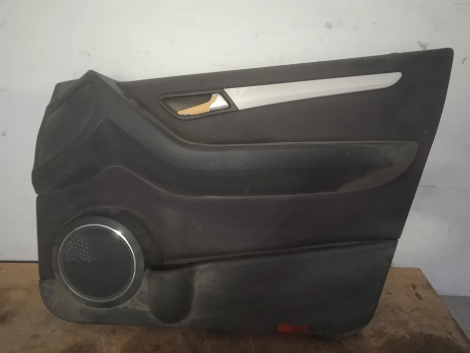 Foto de GUARNECIDO PUERTA DELANTERA DERECHA MERCEDES-BENZ CLASE B (BM 245) 2.0 CDI CAT (140 CV / 103 KW) referencia A1697201670