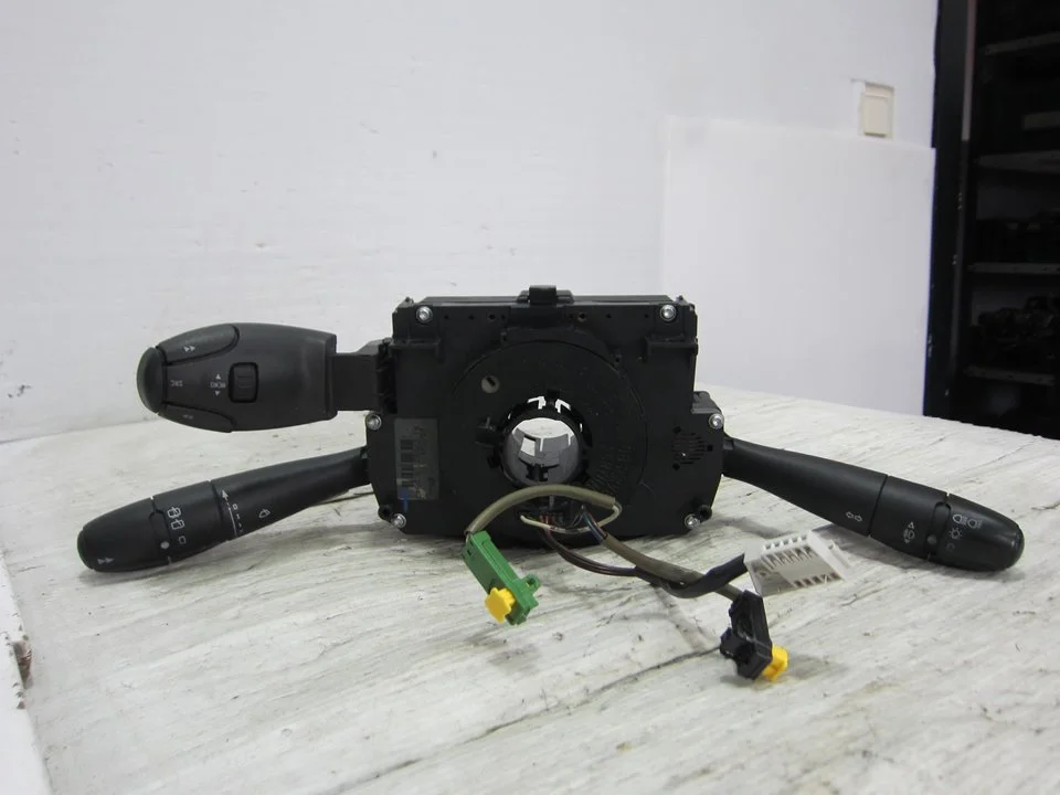 Foto de MANDO MULTIFUNCION PEUGEOT 207 1.6 16V HDi FAP (90 CV / 66 KW) referencia 96630732XT