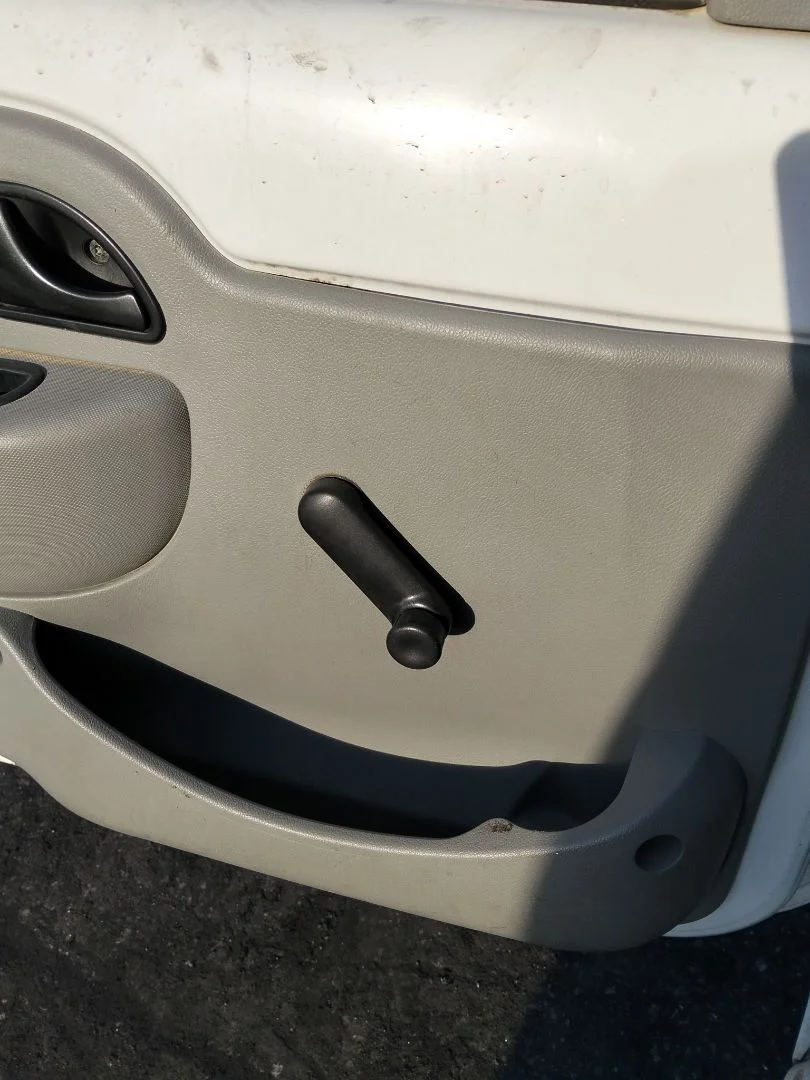 Foto de MANETA ELEVALUNAS DELANTERA IZQUIERDA RENAULT KANGOO I (F/KC0) 1.9 dCi Diesel CAT (84 CV / 62 KW)