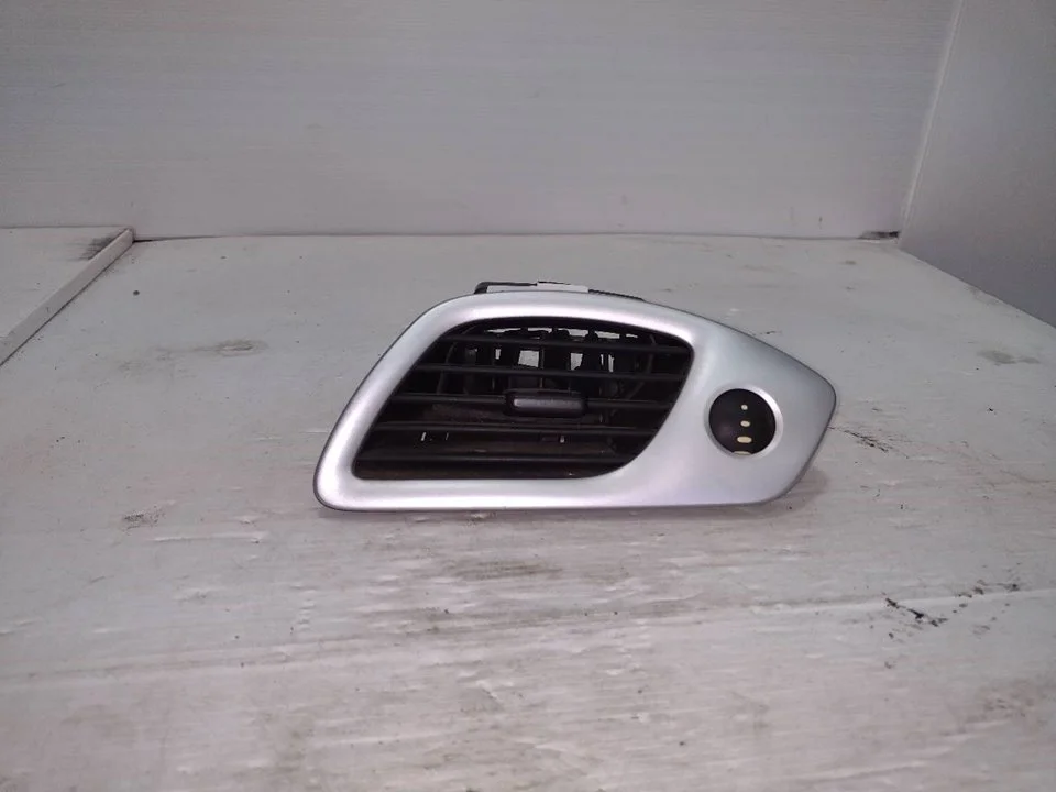Foto de REJILLA AIREADORA RENAULT SCENIC III (JZ) 1.5 dCi Diesel (106 CV / 78 KW) referencia 1012127