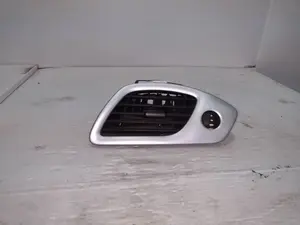 Foto de REJILLA AIREADORA RENAULT SCENIC III (JZ) 1.5 dCi Diesel (106 CV / 78 KW) referencia 1012127