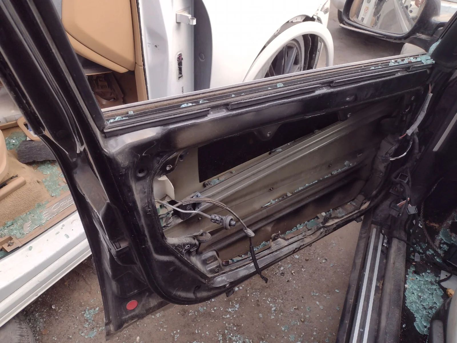 Foto de CERRADURA PUERTA DELANTERA IZQUIERDA VOLKSWAGEN PASSAT BERLINA (3B3) 1.9 TDI (131 CV / 96 KW) referencia 3B1837015AP