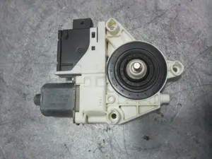 Foto de MOTOR ELEVALUNAS DELANTERO DERECHO FIAT 500X (334) 2.0 16V Multijet CAT (140 CV / 103 KW) referencia C37722103 foto 2