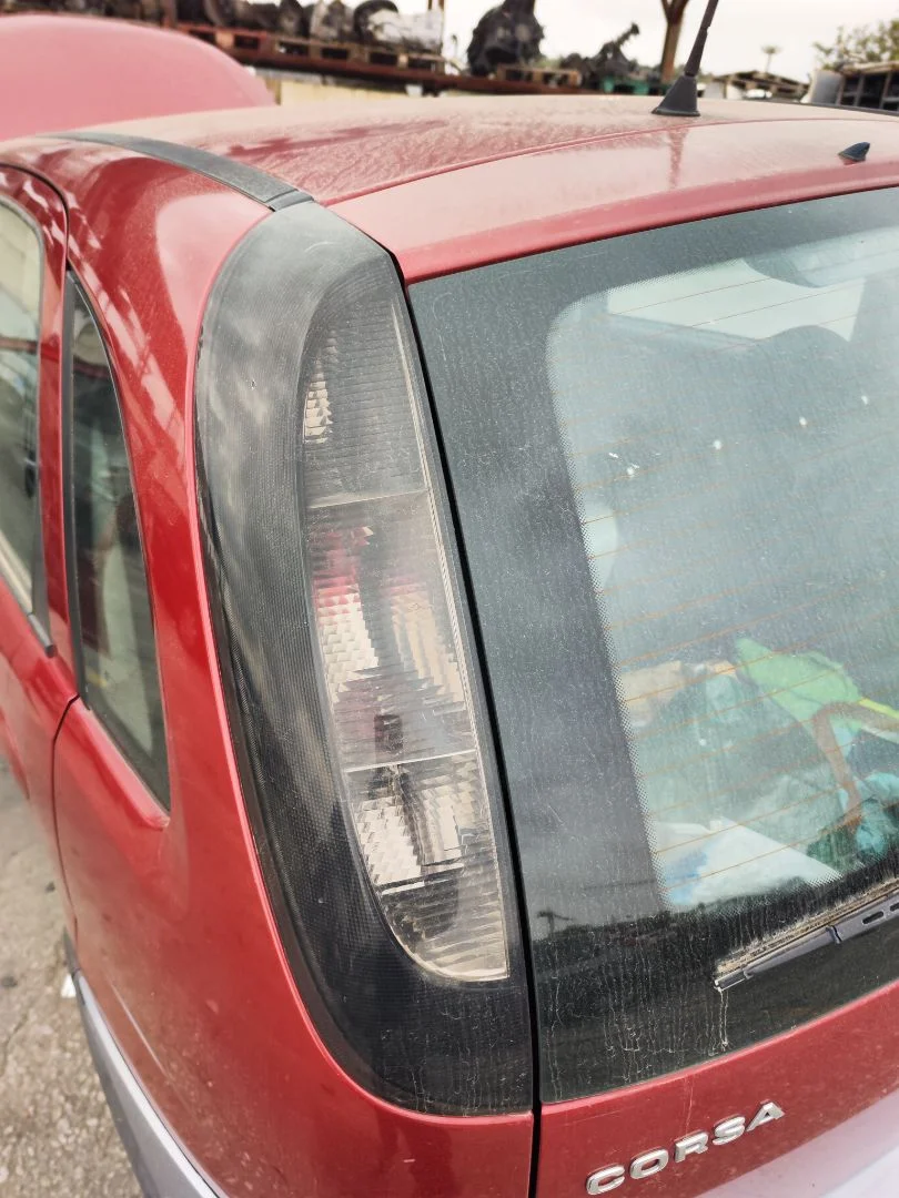 Foto de PILOTO TRASERO IZQUIERDO OPEL CORSA C 1.2 16V CAT (Z 12 XEP / LB4) (80 CV / 59 KW) referencia 93170222