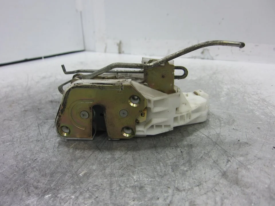 Foto de CERRADURA PUERTA DELANTERA DERECHA MITSUBISHI MONTERO (V60/V70) 2.5 TD CAT (116 CV / 85 KW) referencia MR512224