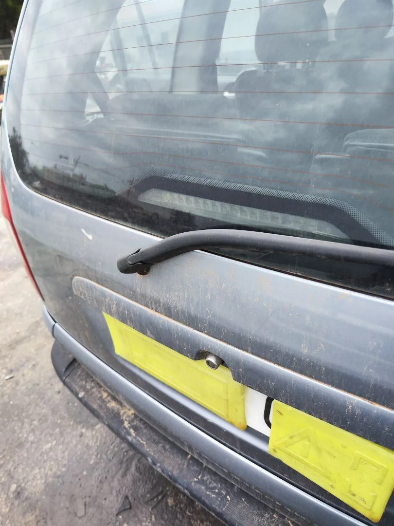 Foto de MOTOR LIMPIA TRASERO OPEL ZAFIRA A 2.0 DTI (101 CV / 74 KW)