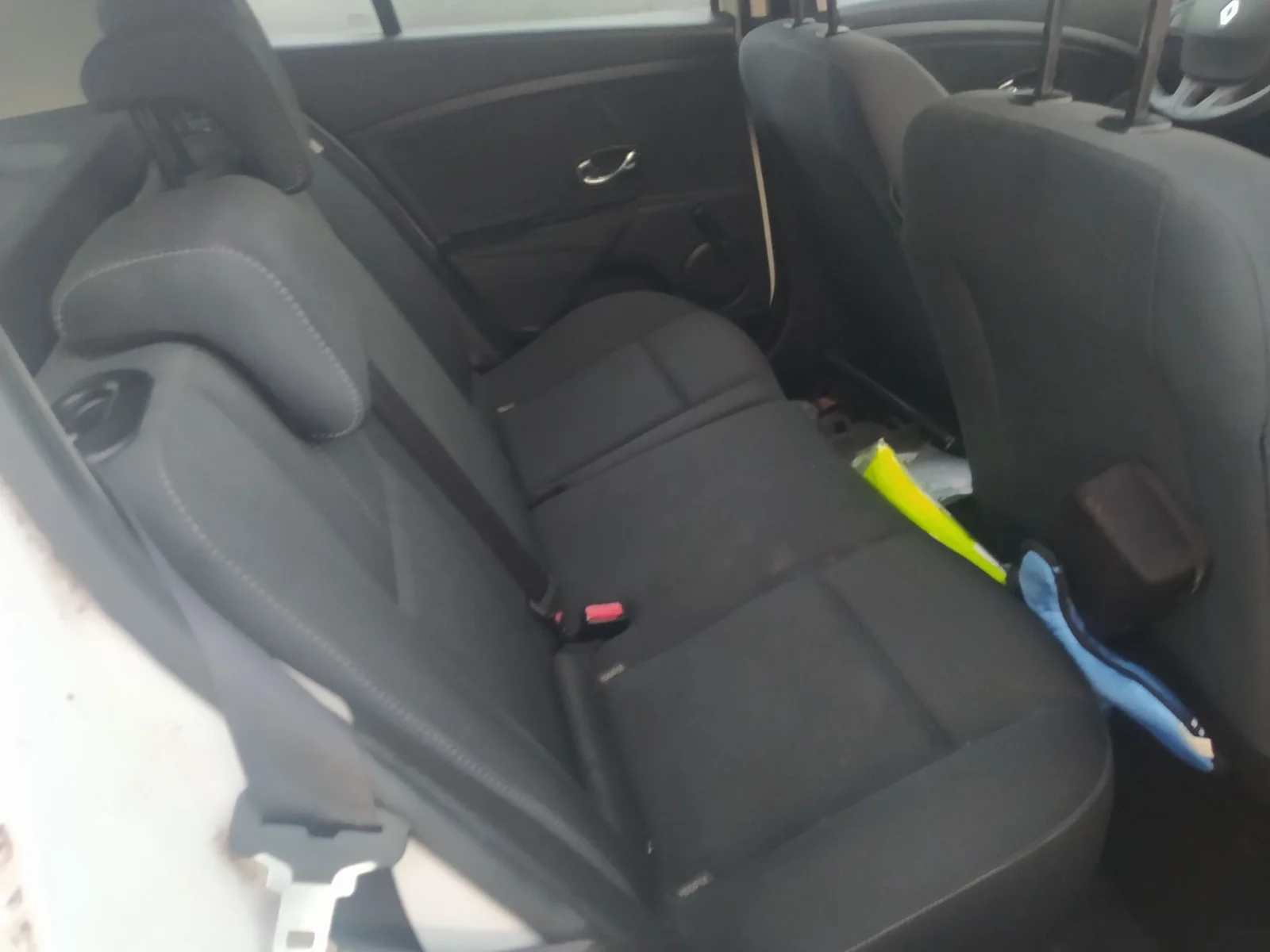 Foto de ENGANCHE CINTURON TRASERO IZQUIERDO RENAULT MEGANE III BERLINA 5P 1.6 16V CAT (101 CV / 74 KW)