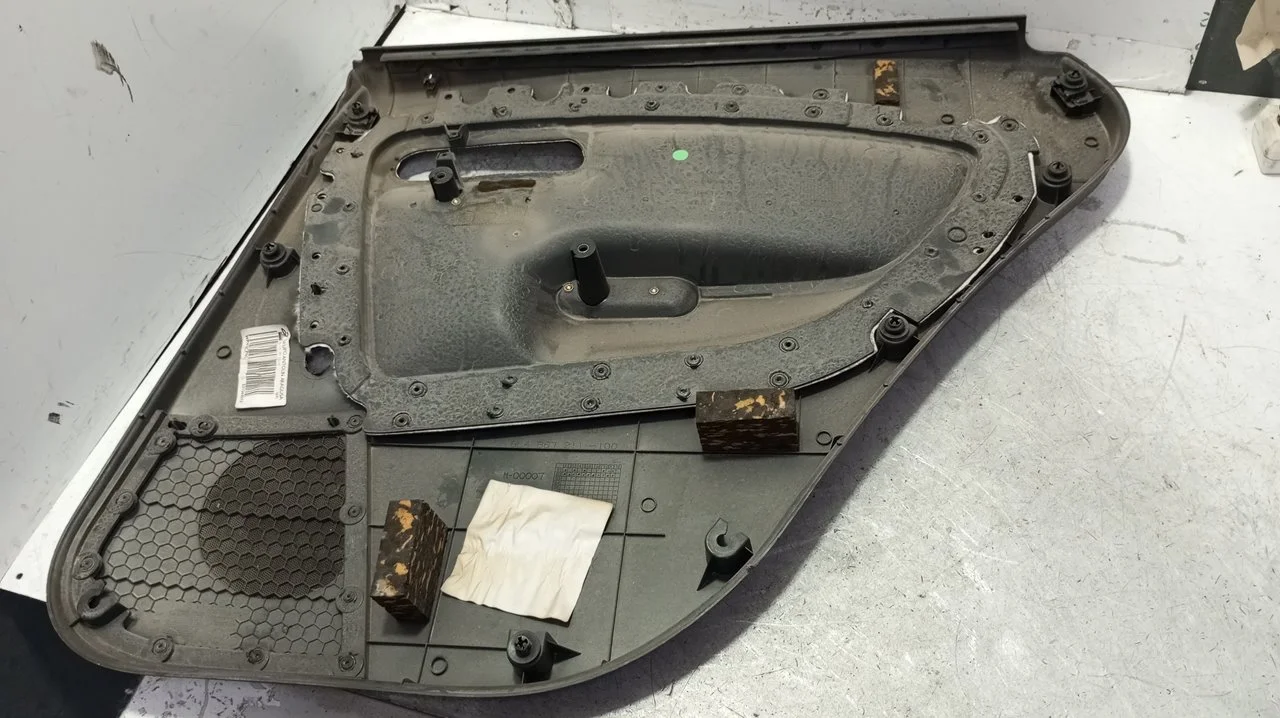 Foto de GUARNECIDO PUERTA TRASERA IZQUIERDA SEAT CORDOBA BERLINA (6L2) 1.4 16V (75 CV / 55 KW) referencia 6L4867211ACFKZ