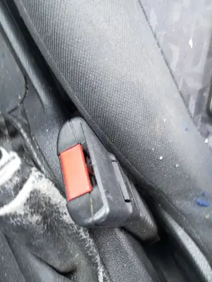 Foto de ENGANCHE CINTURON DELANTERO DERECHO OPEL ASTRA G BERLINA 1.6 CAT (Z 16 SE / L55) (84 CV / 62 KW)