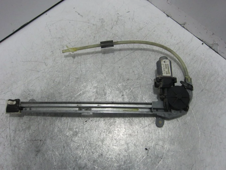 Foto de ELEVALUNAS TRASERO DERECHO RENAULT LAGUNA II (BG0) 1.9 dCi Diesel CAT (101 CV / 74 KW) referencia 8200000558