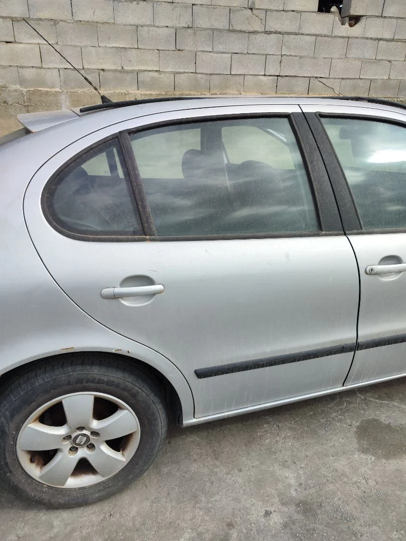Foto de PUERTA TRASERA DERECHA SEAT LEON (1M1) 1.6 (101 CV / 74 KW) referencia 1M0833056N