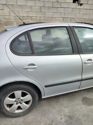Foto de PUERTA TRASERA DERECHA SEAT LEON (1M1) 1.6  (101 CV / 74 KW) referencia 1M0833056N