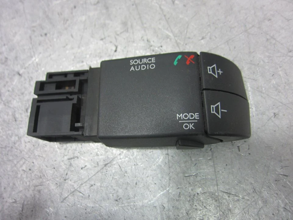 Foto de MANDO MULTIFUNCION DACIA LOGAN II 1.5 dCi Diesel FAP CAT (75 CV / 55 KW) referencia 255522448R
