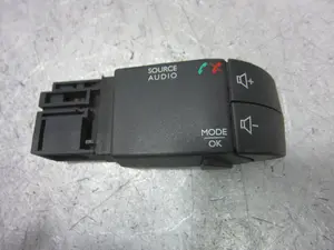 Foto de MANDO MULTIFUNCION DACIA LOGAN II 1.5 dCi Diesel FAP CAT (75 CV / 55 KW) referencia 255522448R