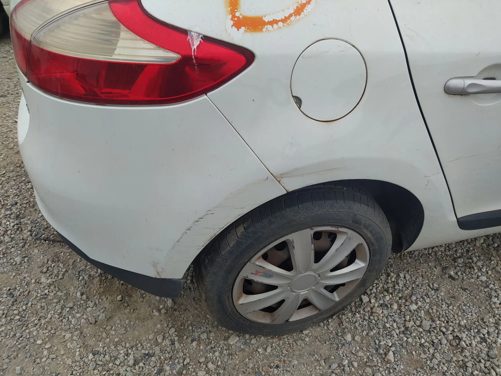 Foto de PASO RUEDA TRASERO DERECHO RENAULT MEGANE III BERLINA 5P 1.5 dCi Diesel CAT (86 CV / 63 KW)